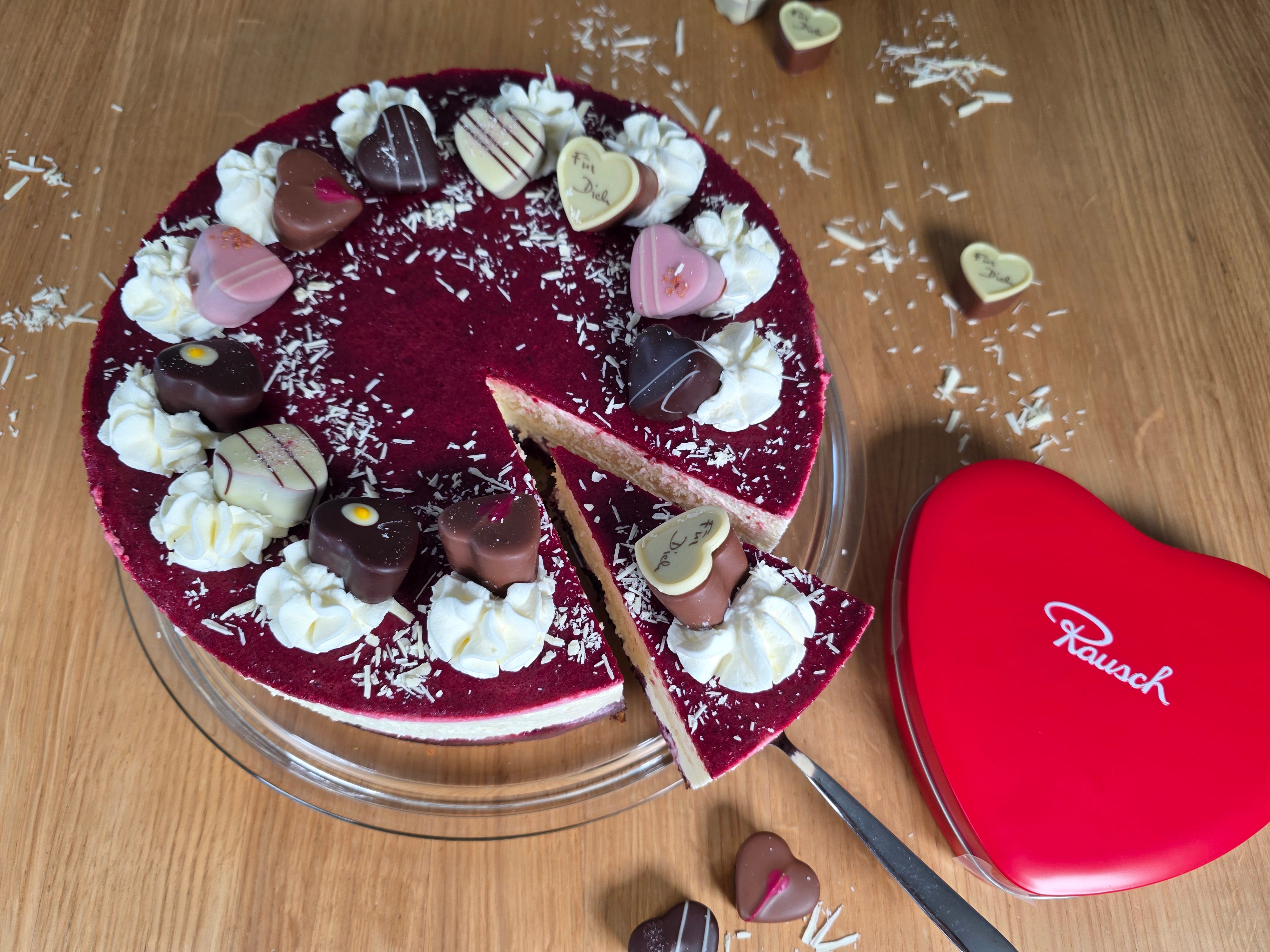 Kirschtorte mit Herzpralinen