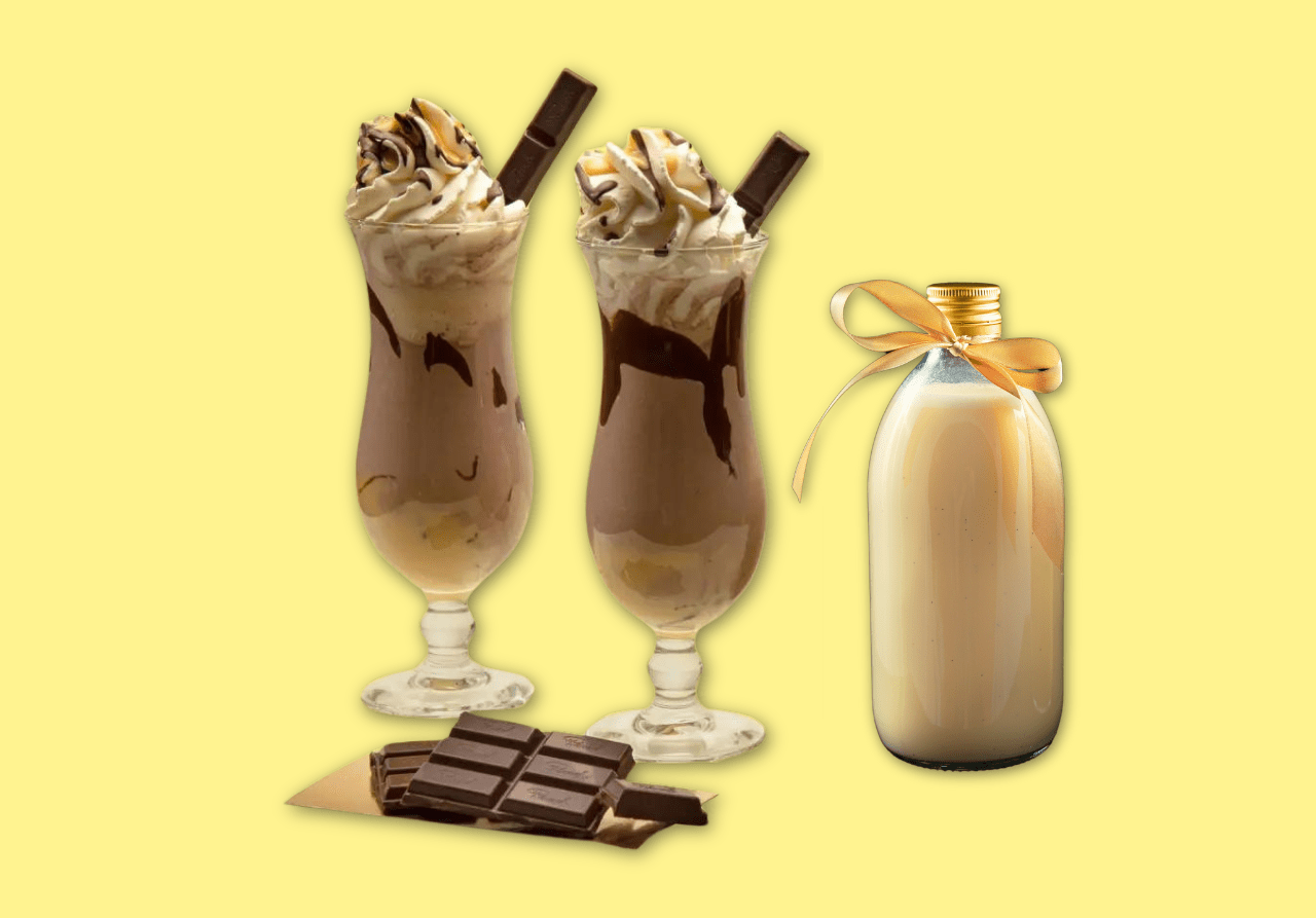 Zwei Schokoladen-Eierlikör-Shakes mit Sahne und Schokostückchen, daneben eine Flasche Eierlikör auf gelbem Hintergrund.