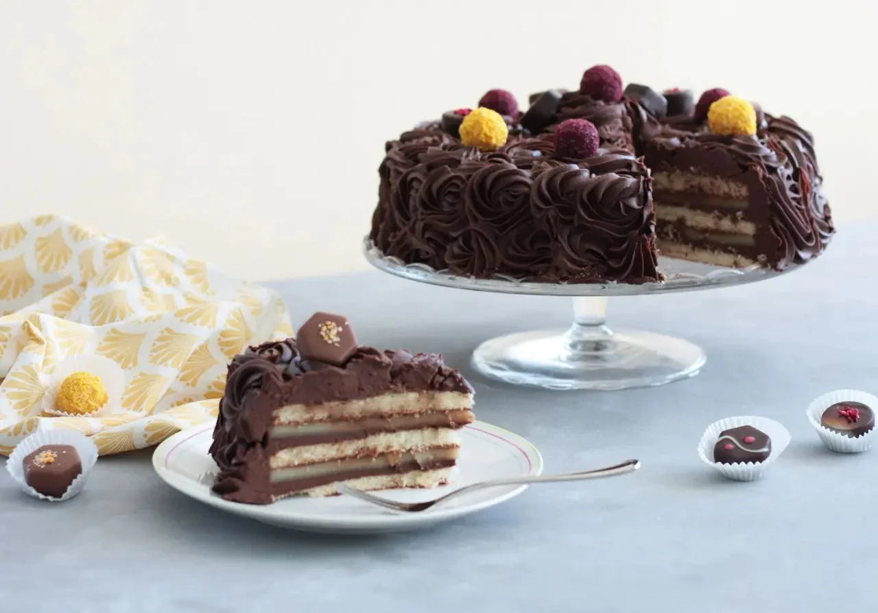 Schokoladen-Marzipan-Torte-mit-Pralinen Rausch
