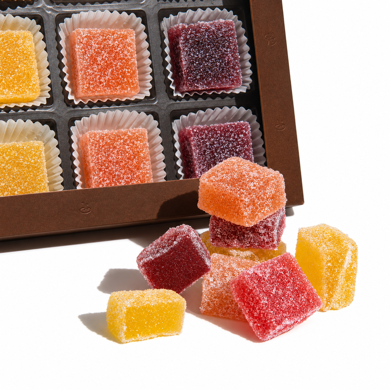 Bunte, handwerklich hergestellte Fruchtmarkgelees mit Zuckerüberzug in quadratischer Form. - Rausch