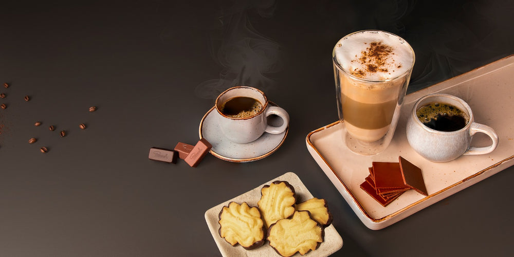Ein Gedeck mit Schokolade, Kaffee und Keksen