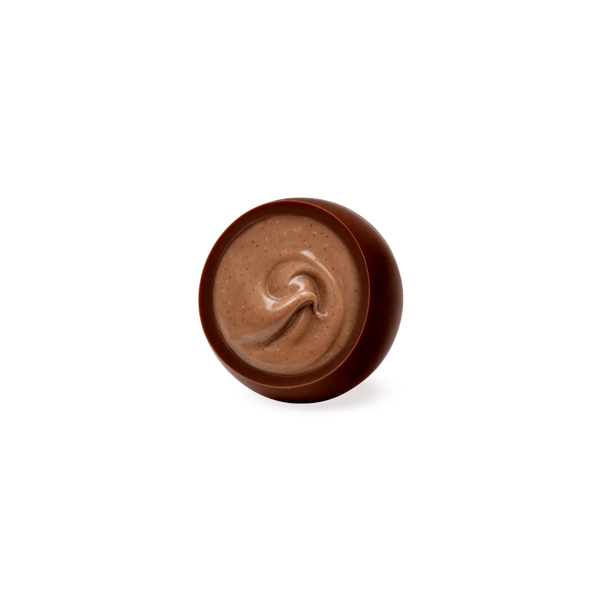 Rund geformte handwerkliche Praline mit glatter Schokoladenfüllung und glänzender brauner Hülle.