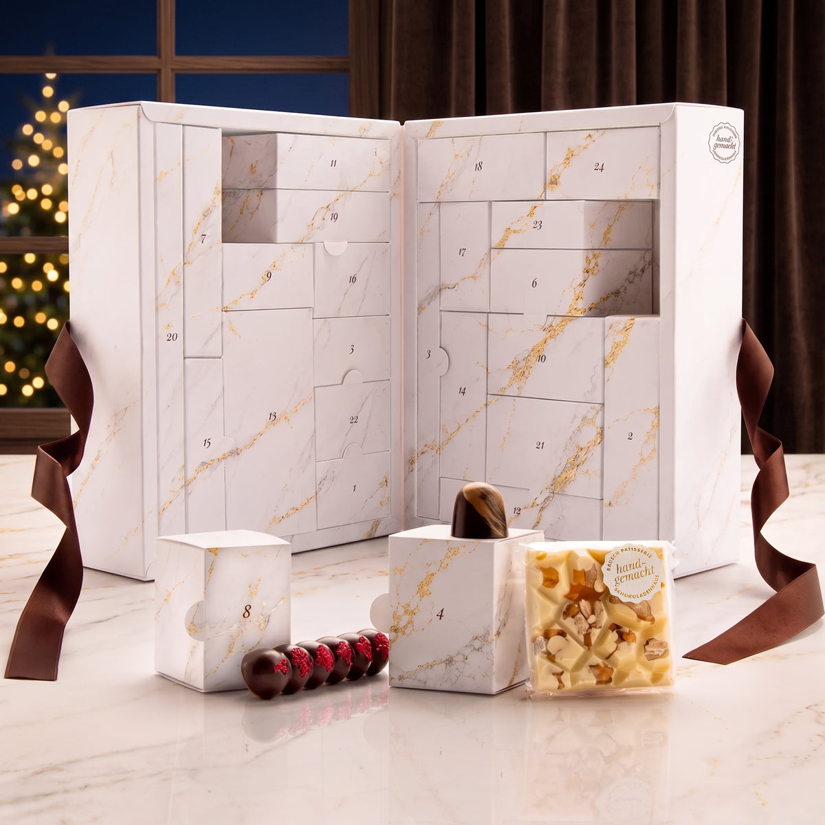 Adventskalender mit marmoriert weiß-goldenem Design und handwerklicher Schokolade innen. - Rausch