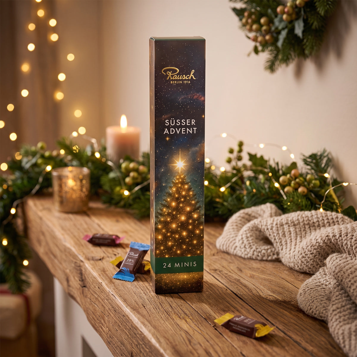 Hohes, schlankes Adventskalenderpaket mit Weihnachtsbaum aus goldenen Kugeln auf braunem Hintergrund. - Rausch