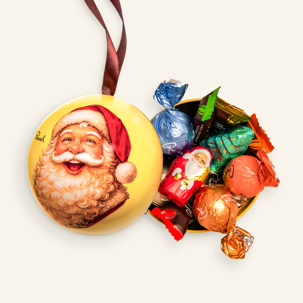 Weihnachtskugel mit Schokoladenspezialitäten
