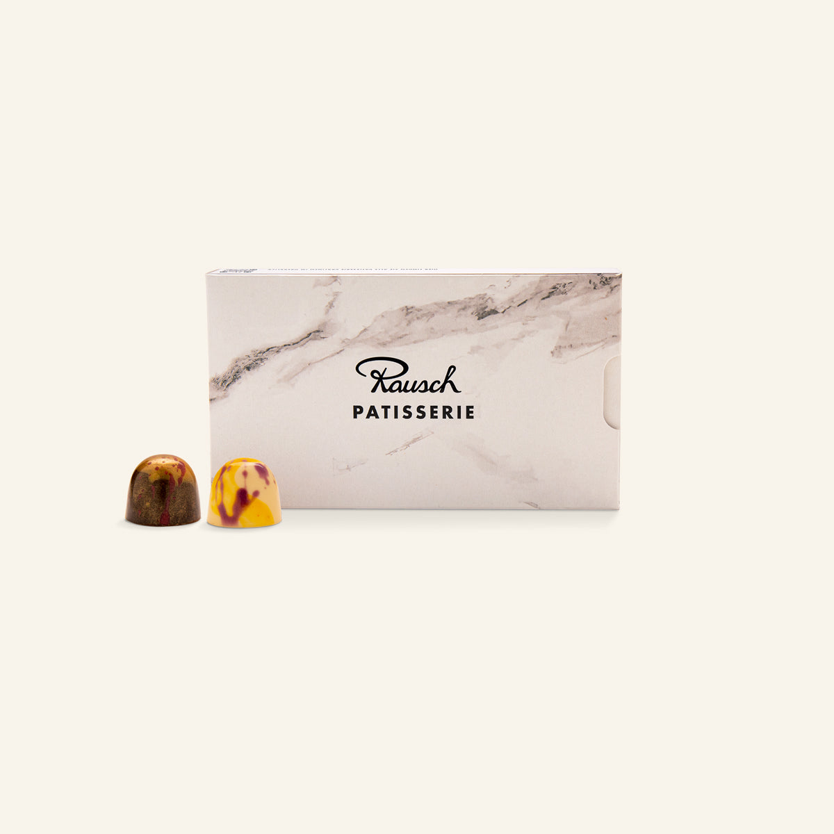 Geschlossene Box mit handgemachten Patisserie Pralinen in Beige und Braun, marmoriert verziert. - Rausch