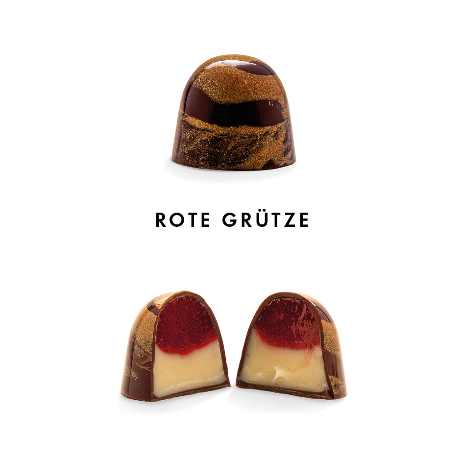 Runde handwerkliche Praline mit rot-brauner Marmorierung und roter Fruchtfüllung. - Rausch