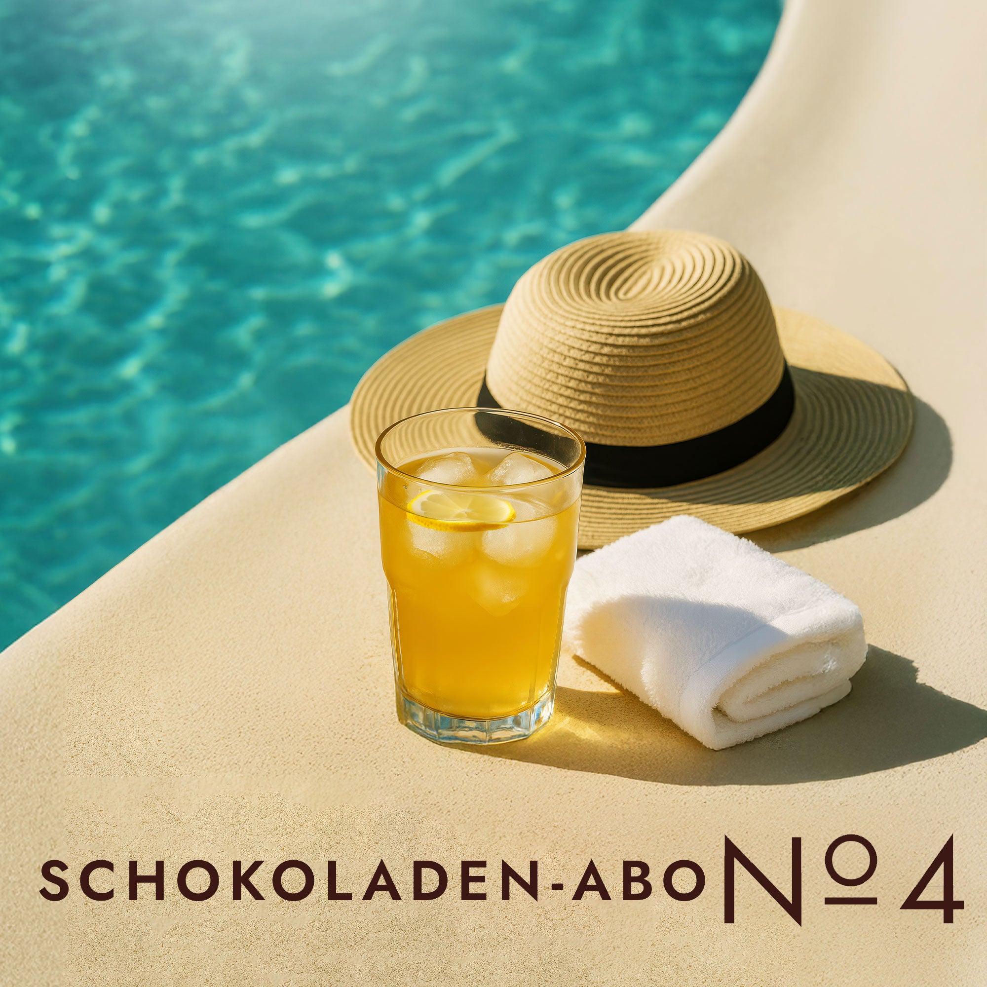 Sommerliches Motiv am Pool mit Sonnenhut, Handtuch und Erfrischungsgetränk. Schokoladen-Abo No. 4