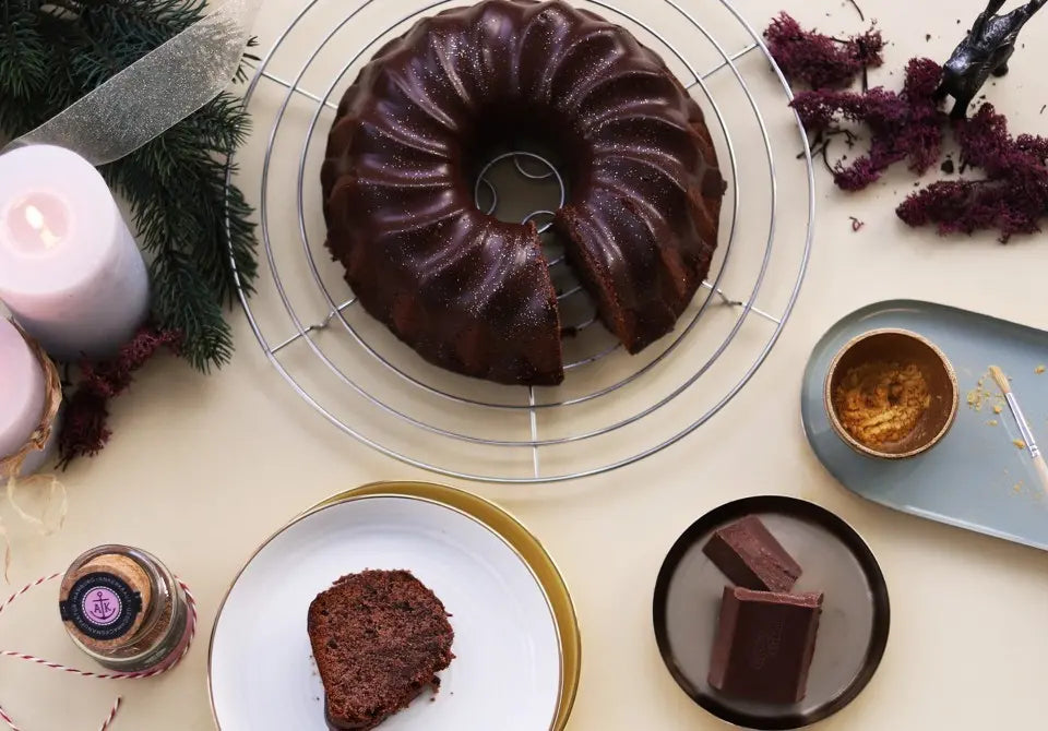 Glühwein-Gugelhupf mit dunkler Edelkakao-Schokolade