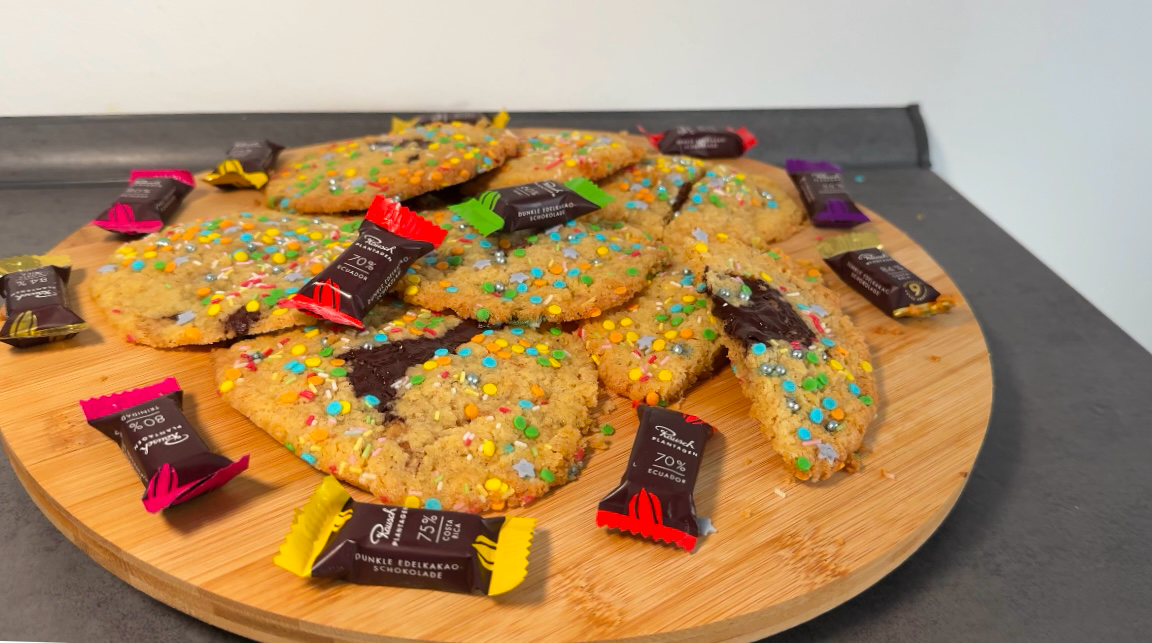 Schokoladen-Cookies mit bunten Streuseln