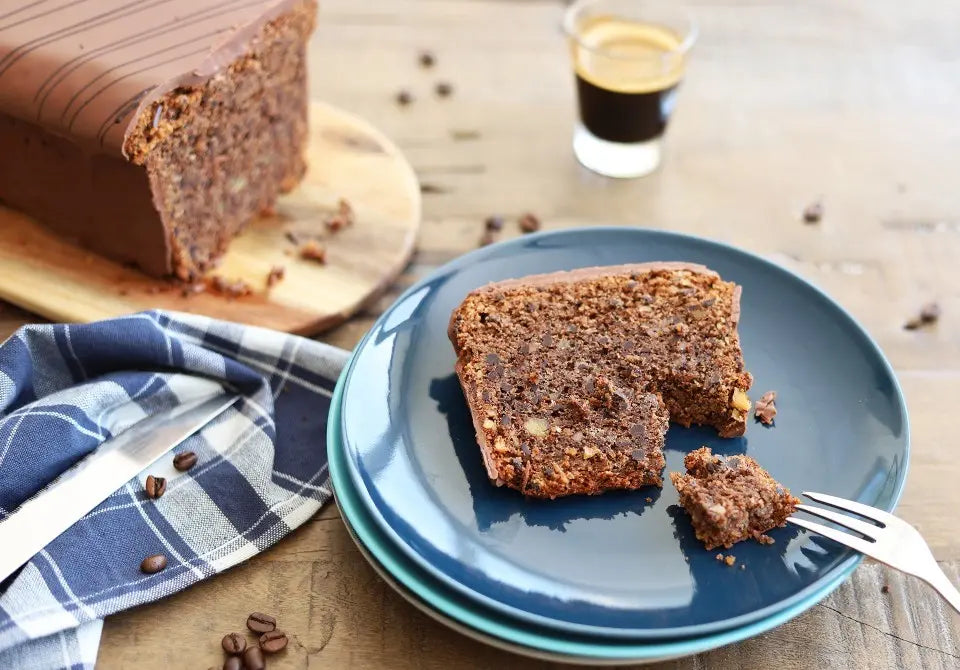 Saftiger Walnuss-Espresso-Kuchen überzogen mit heller Edelkakao-Schokolade