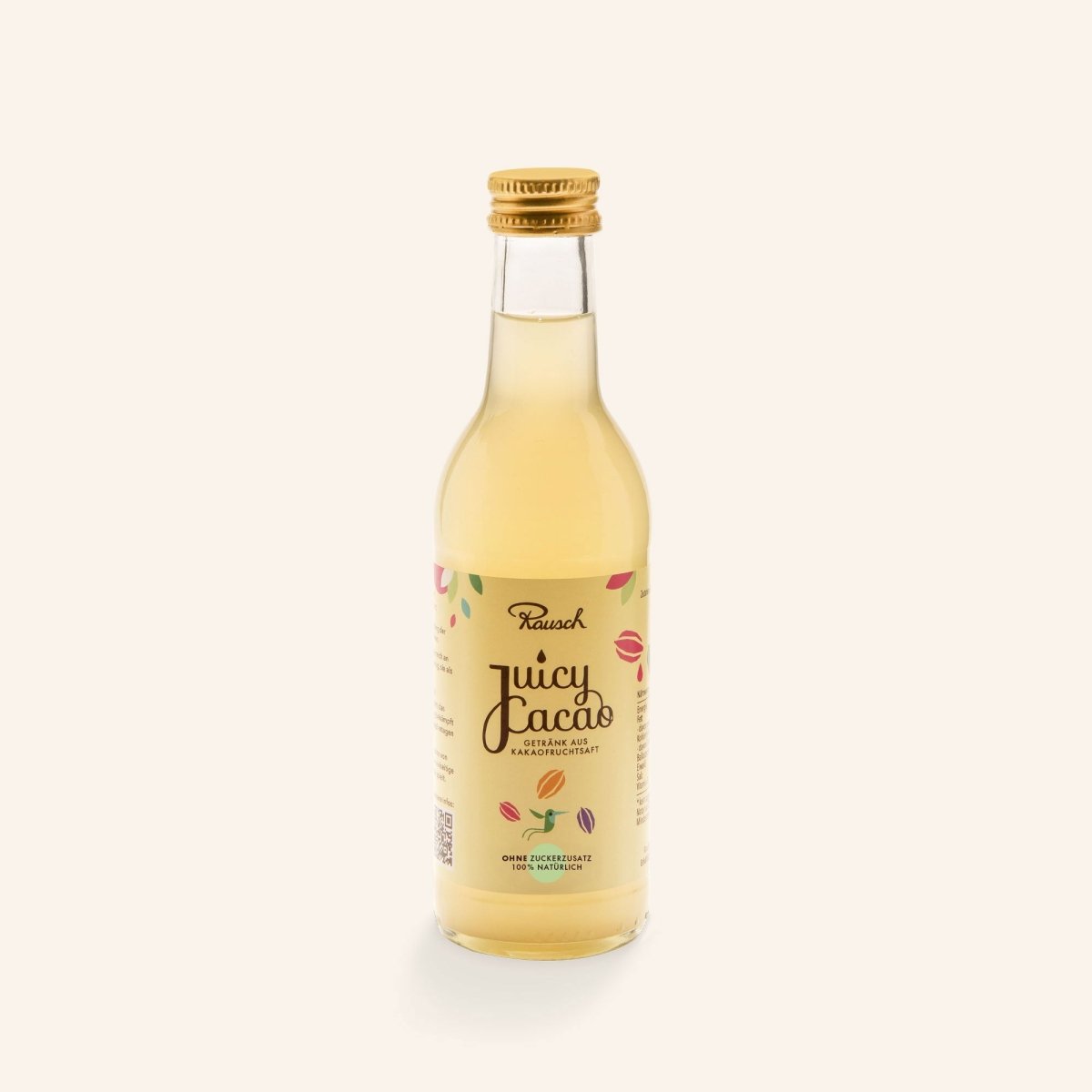 Glasflasche mit Kakaofruchtsaftgetränk "Juicy Cacao" auf beigem Hintergrund.