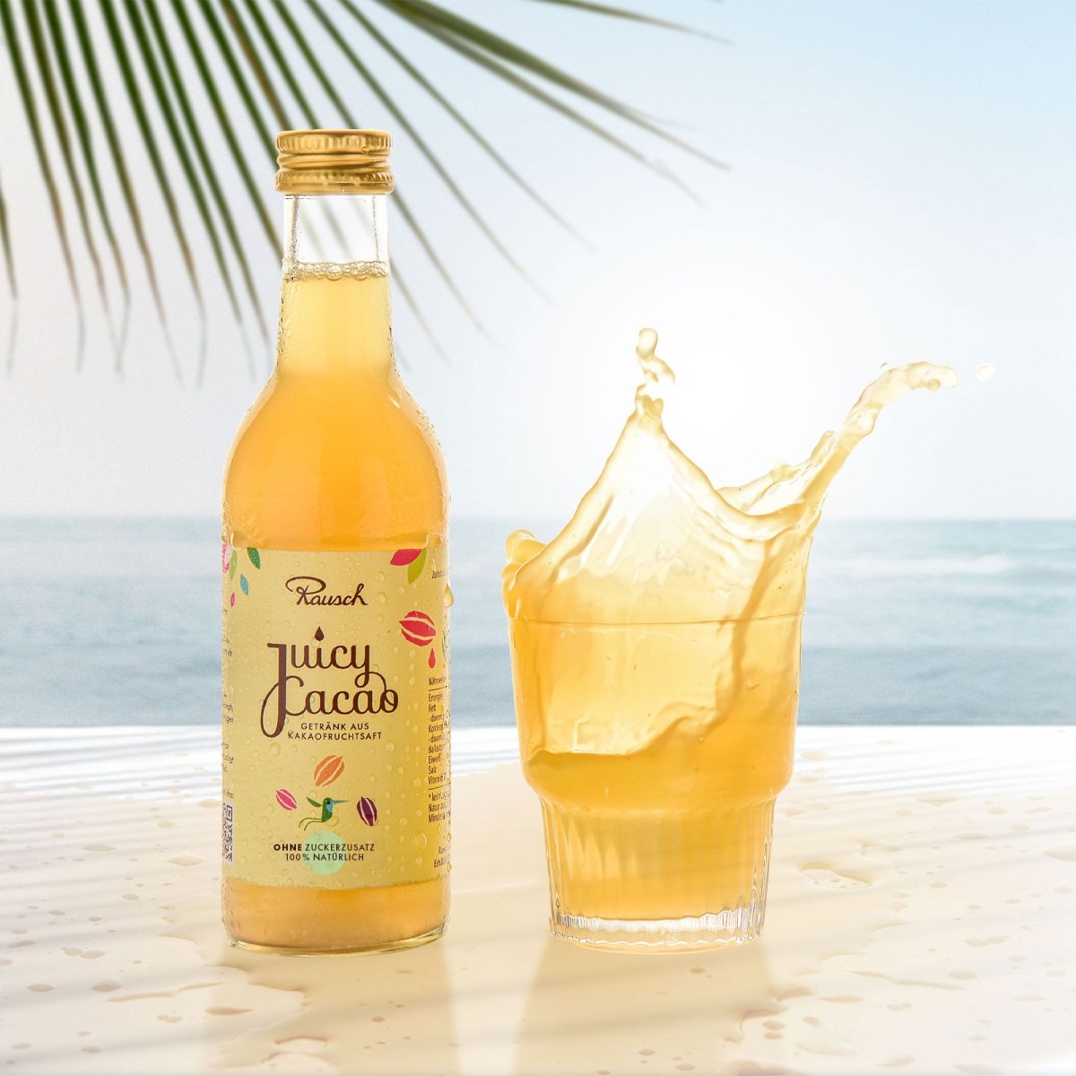 Glasflasche und Glas befüllt mit Kakaofruchtsaftgetränk "Juicy Cacao" auf sommerlich-tropischem Hintergrund.