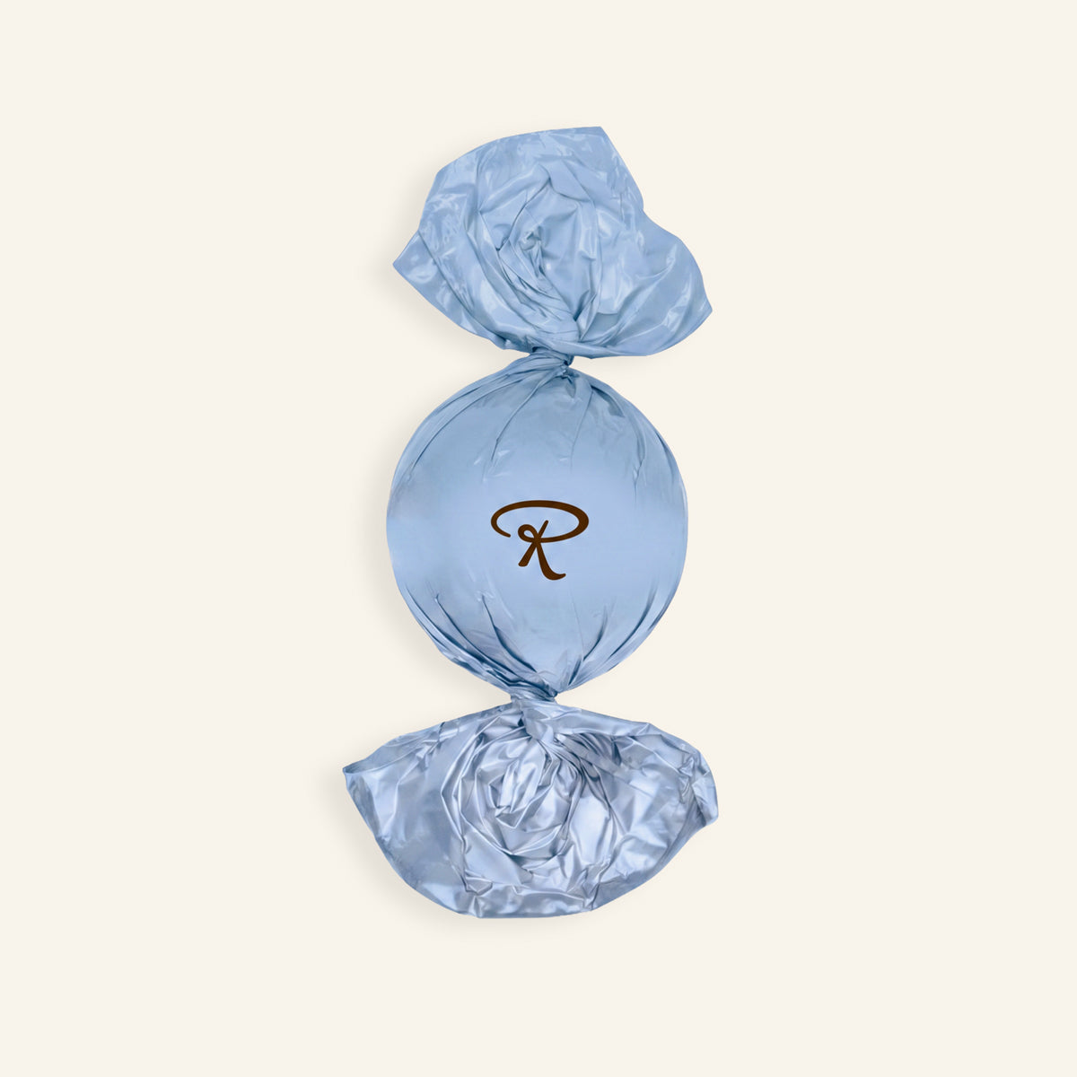 Hellblaue, handwerklich verpackte Pralinenkugel mit elegantem Logo. - Rausch