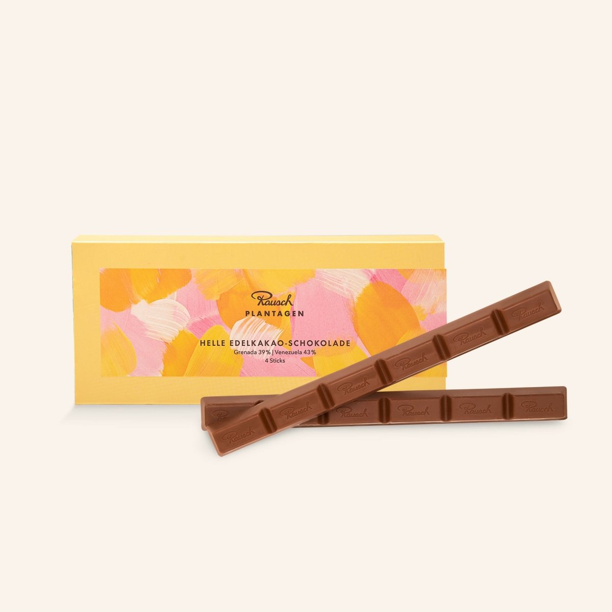 Gelbe Verpackung mit verschiedenfarbigen fröhlichen Pinselstrich-Mustern. Im Vordergrund zwei Rausch Plantagen Sticks aus heller Edelkakao-Schokolade.