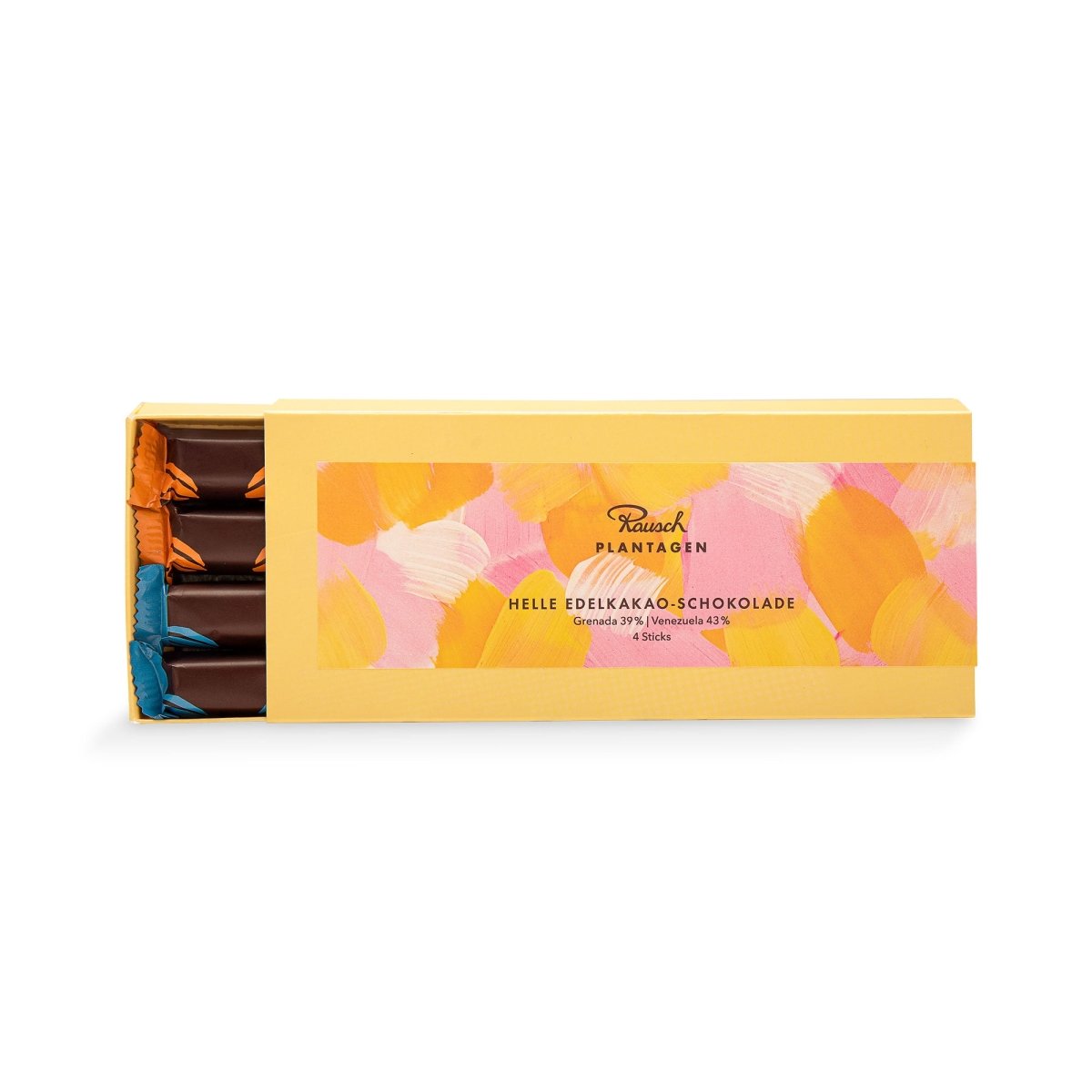 Gelbe Verpackung mit verschiedenfarbigen fröhlichen Pinselstrich-Mustern. Es erscheinen aus dem Inneren der Schachtel zwei Sorten Rausch Plantagen Sticks aus heller Edelkakao-Schokolade.
