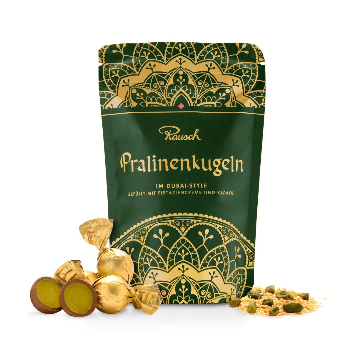 Grün und gold verzierte Verpackung mit Dubai-Style Pralinenkugeln. Im Vordergrund liegen einzelne Pralinenkugeln, Pistazien und Kadayif.