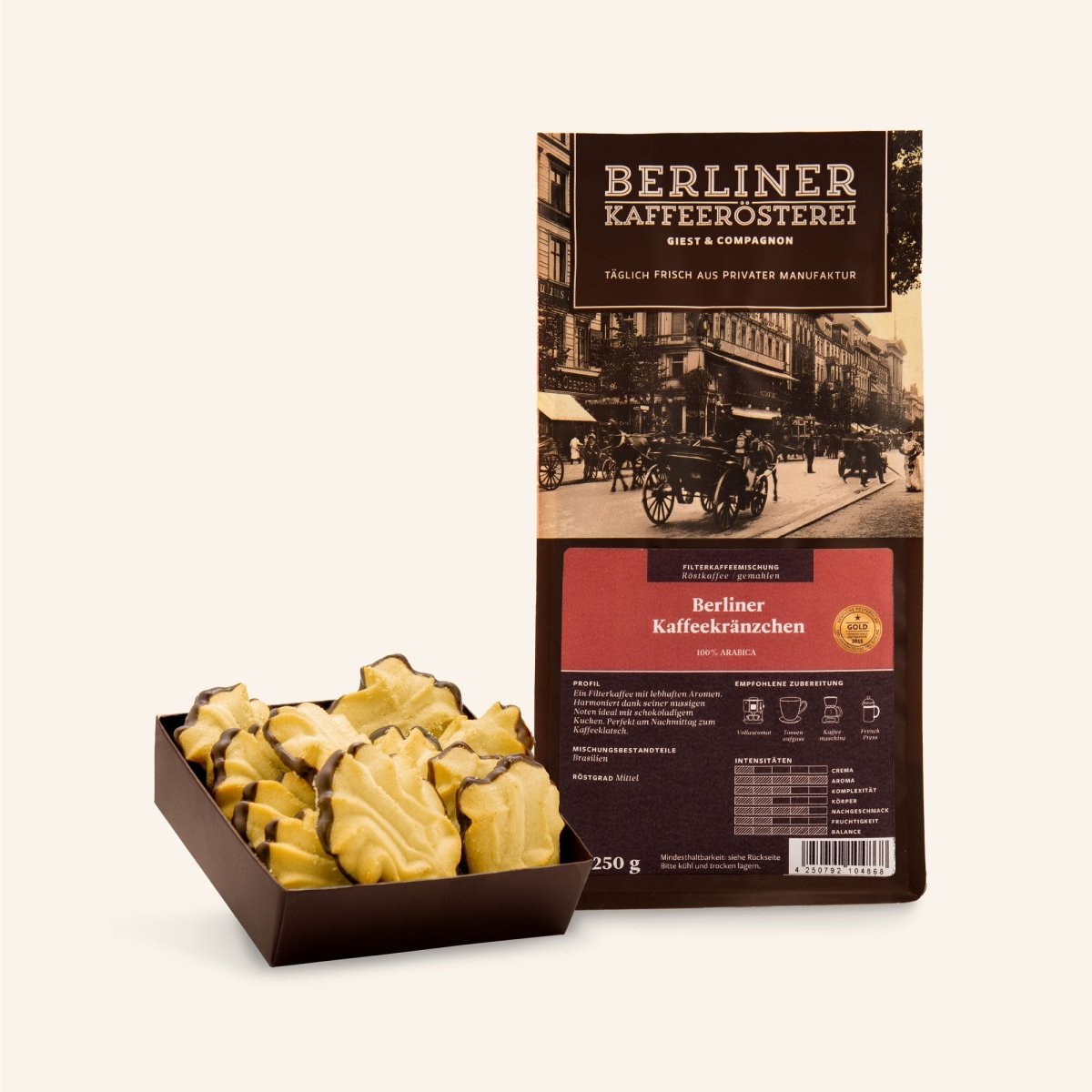 Eine Packung Kaffee der Berliner Kaffeerösterei und Bärentatzen auf beigem Hintergrund.