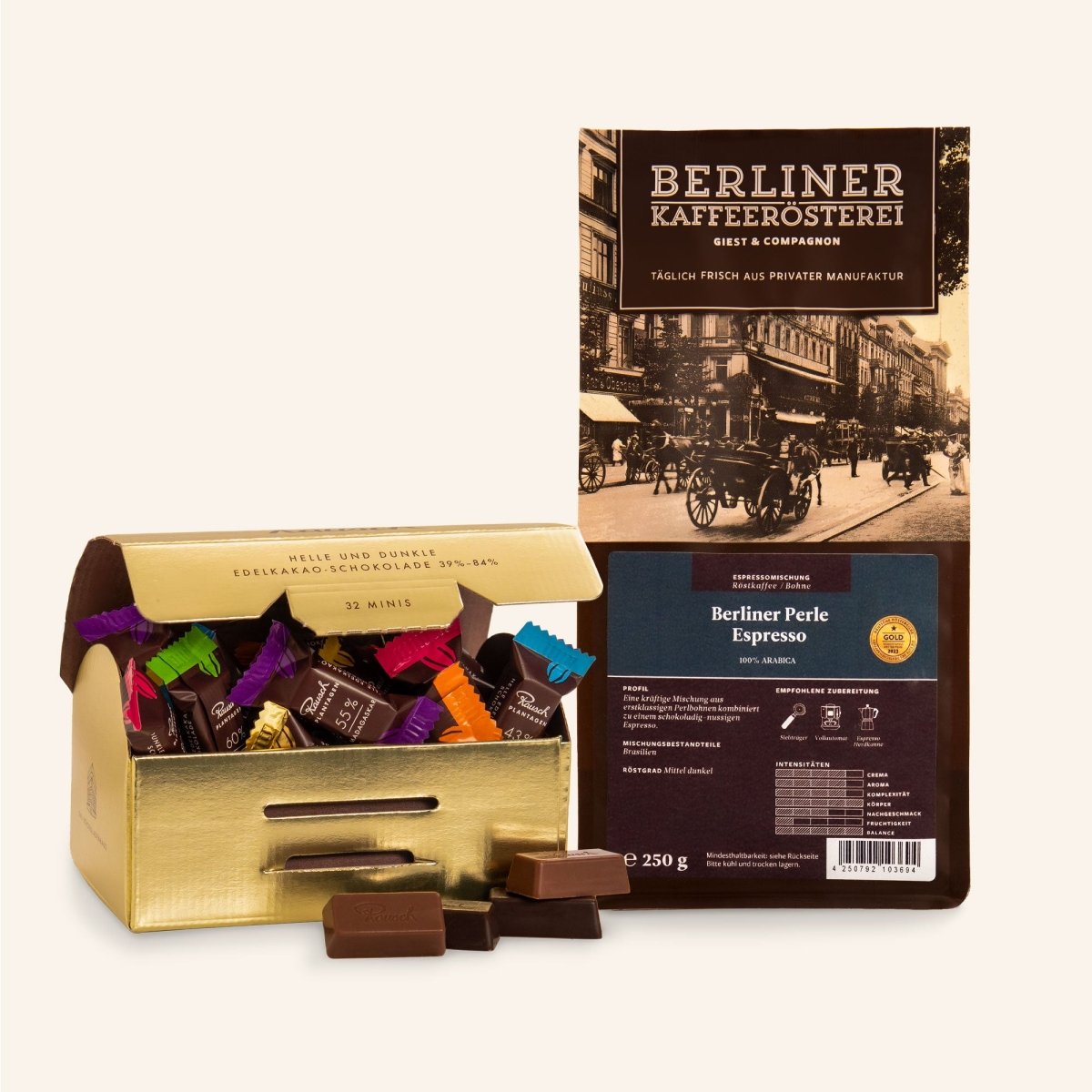 Eine Packung Kaffee der Berliner Kaffeerösterei und eine Rausch Goldbox auf beigem Hintergrund.