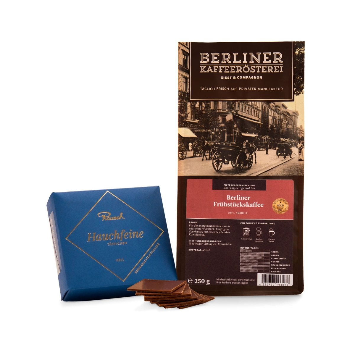 Eine Packung Kaffee der Berliner Kaffeerösterei und eine Schachtel Hauchfeine Täfelchen auf weißem Hintergrund.