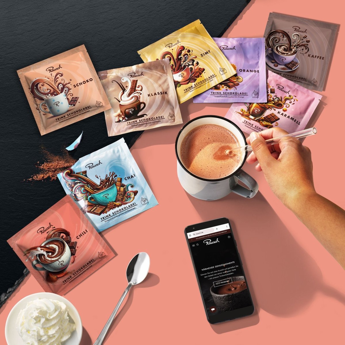 Acht Sorten Rausch Trinkschokolade in bunten Sachets, eine Hand rührt eine Tasse Schokolade um, daneben Smartphone, Sahne und Löffel.