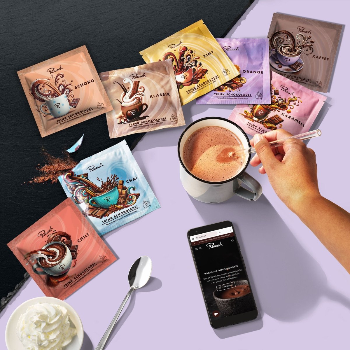 Acht Sorten Rausch Trinkschokolade in bunten Sachets, eine Hand rührt eine Tasse Schokolade um, daneben Smartphone, Sahne und Löffel.