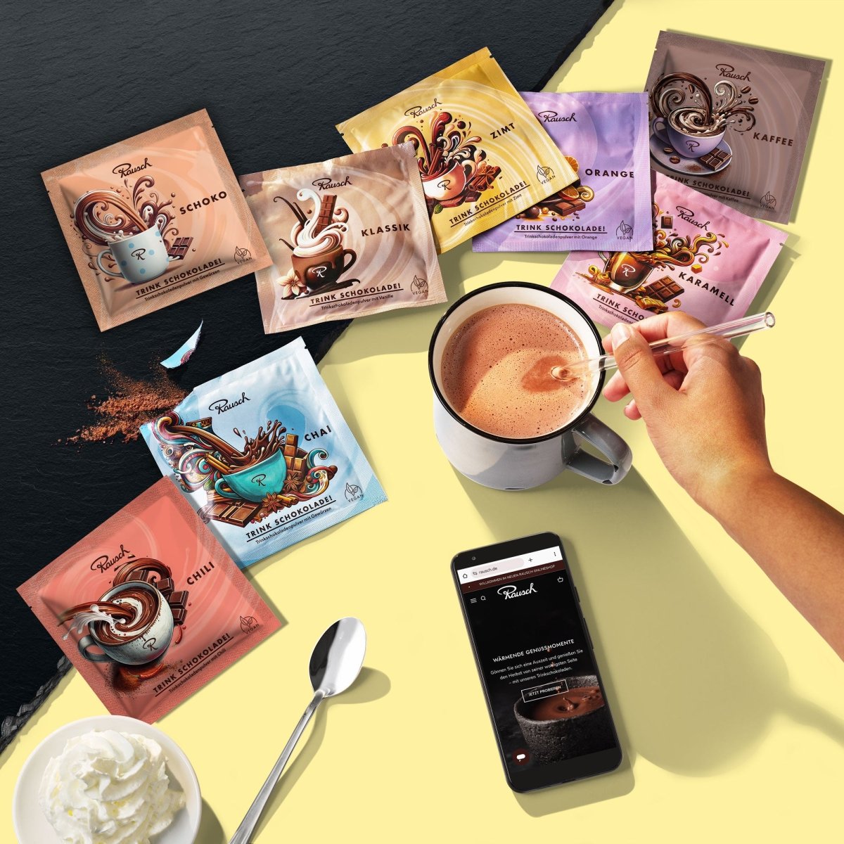 Acht Sorten Rausch Trinkschokolade in bunten Sachets, eine Hand rührt eine Tasse Schokolade um, daneben Smartphone, Sahne und Löffel.