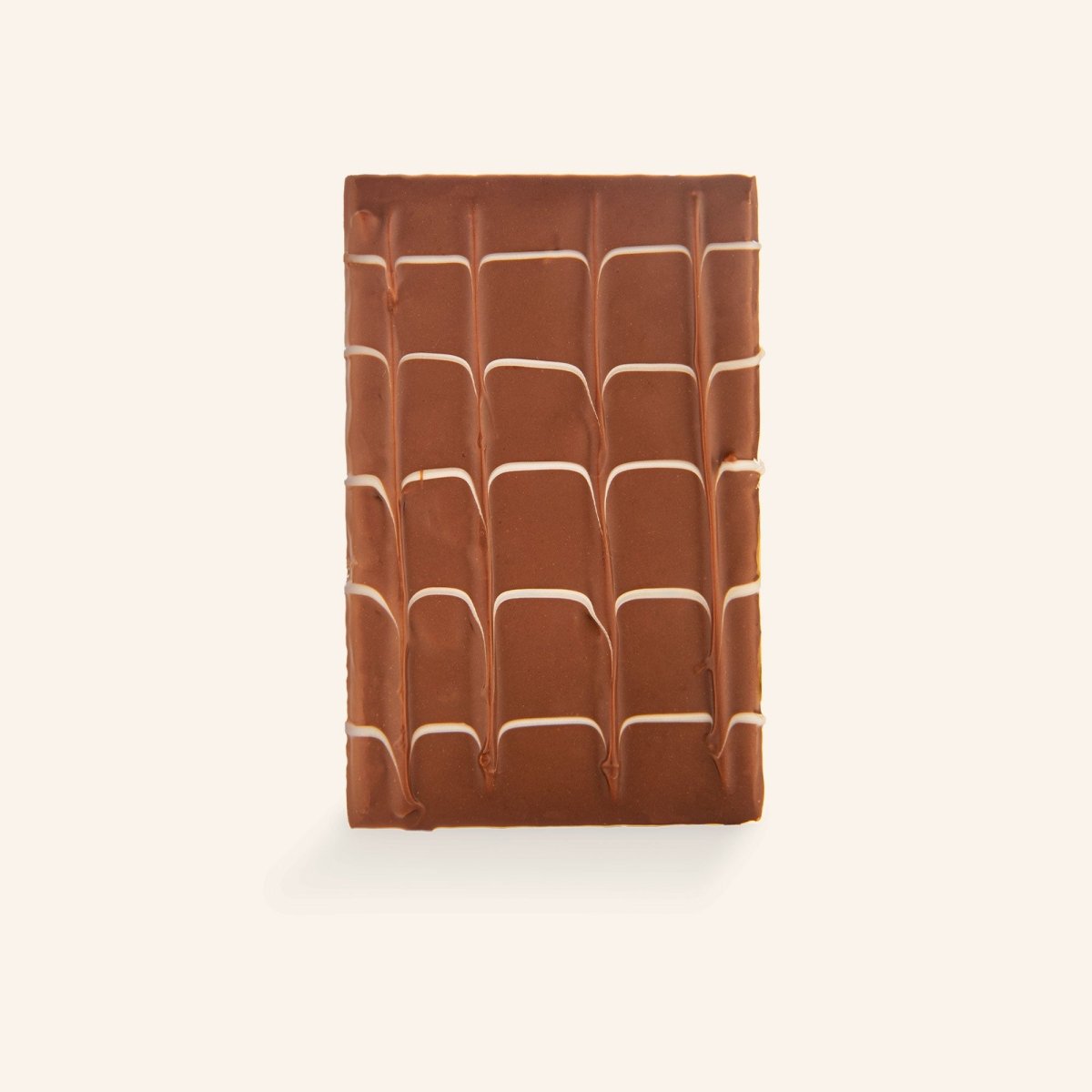 Karamellcrunch-Milchschokoladentafel mit feinem weißen Muster auf hellem Hintergrund.