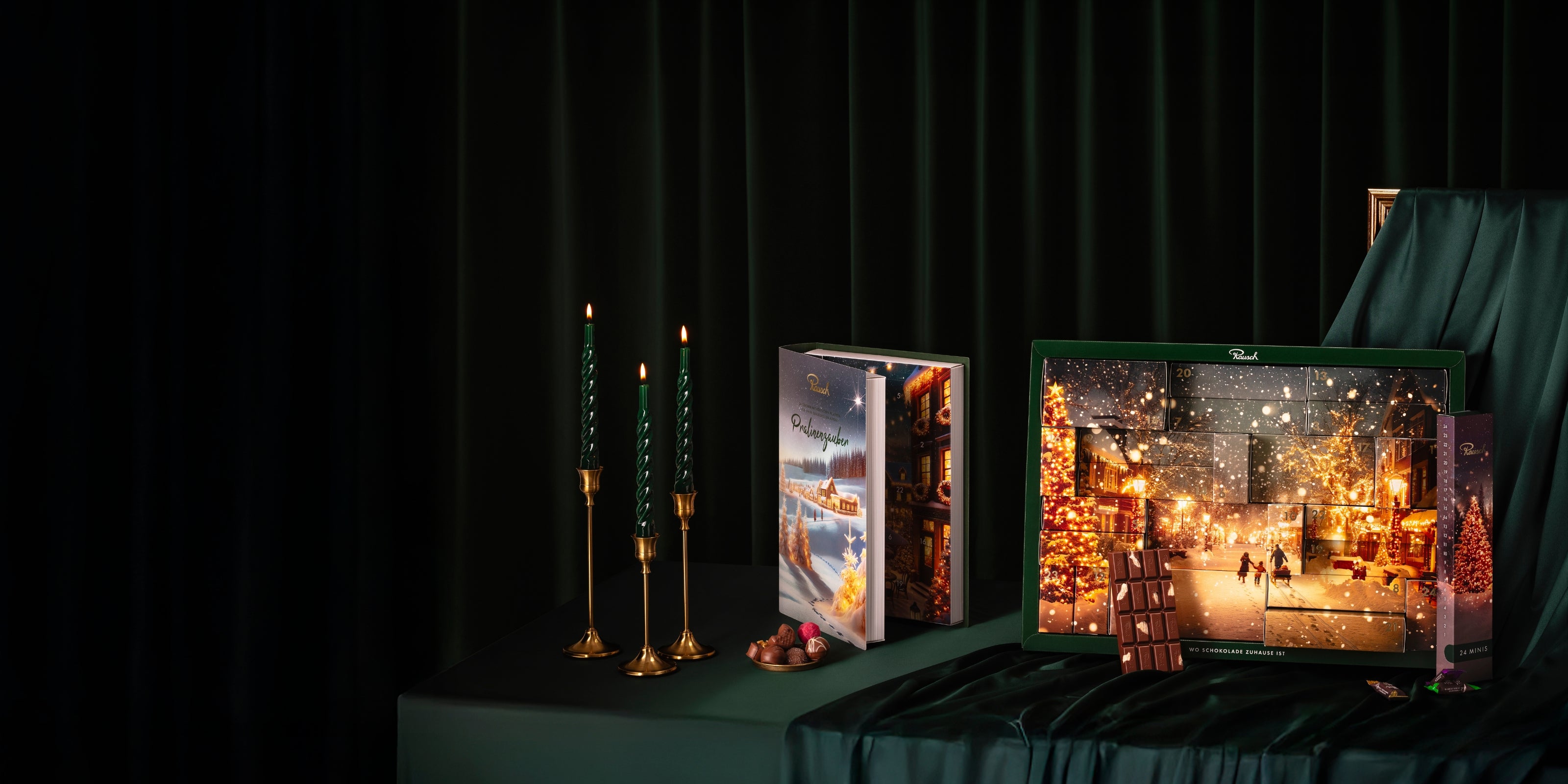 Rausch Adventskalender auf einem Tisch mit Kerzen 2025