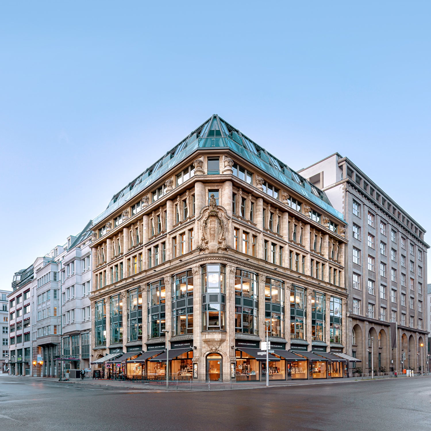 Rausch Schokoladenhaus in Berlin Mitte ist das größte Schokoladengeschäft mit der längsten Pralinentheke der Welt