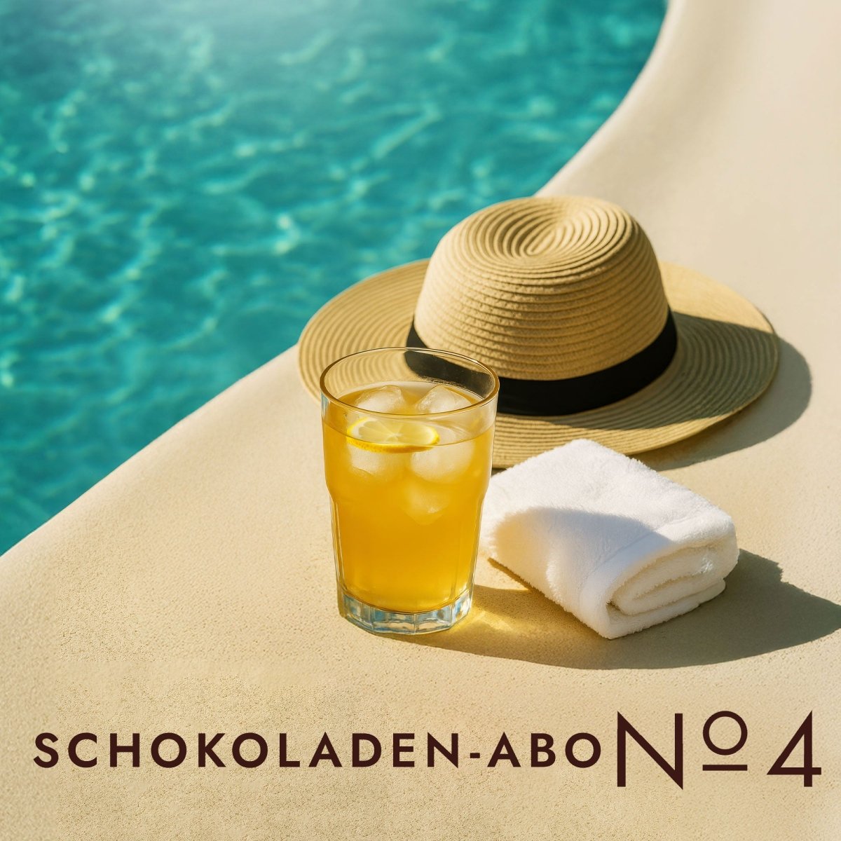 Sommerliches Motiv am Pool mit Sonnenhut, Handtuch und Erfrischungsgetränk. Schokoladen-Abo No. 4