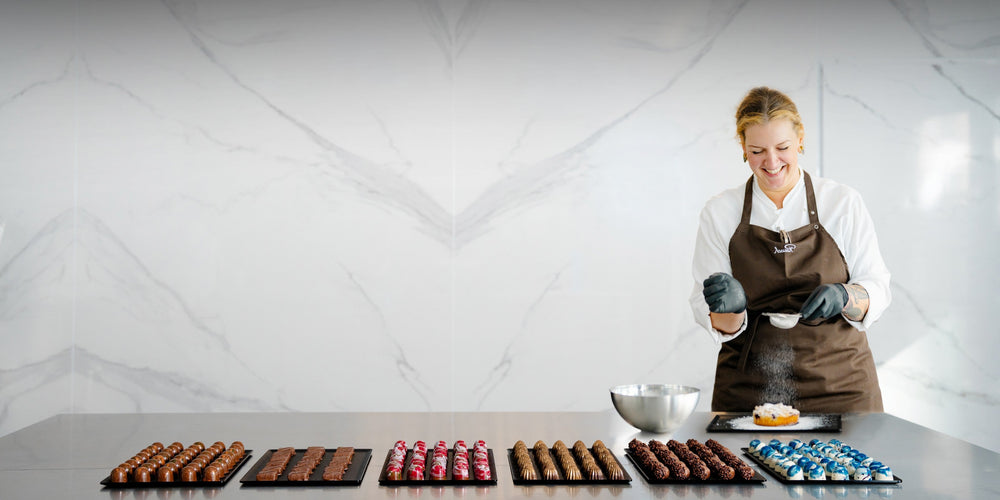Chocolatiere bestäubt Rausch Küchlein mit Puderzucker
